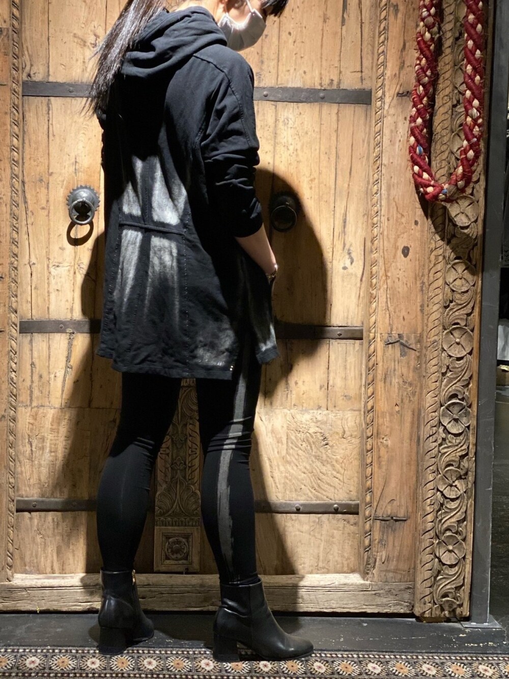 「ROYAL FLASH、KMRii、大人カジュアル、楽チンコーデ」｜「KMRiiの【別注】KMRii/ケムリ/Discharged Bamboo Hooded PO（パーカー、ブラック系）」を使った、照井千尋さん（レディース・163cm）の冬コーディネートの1枚目の写真