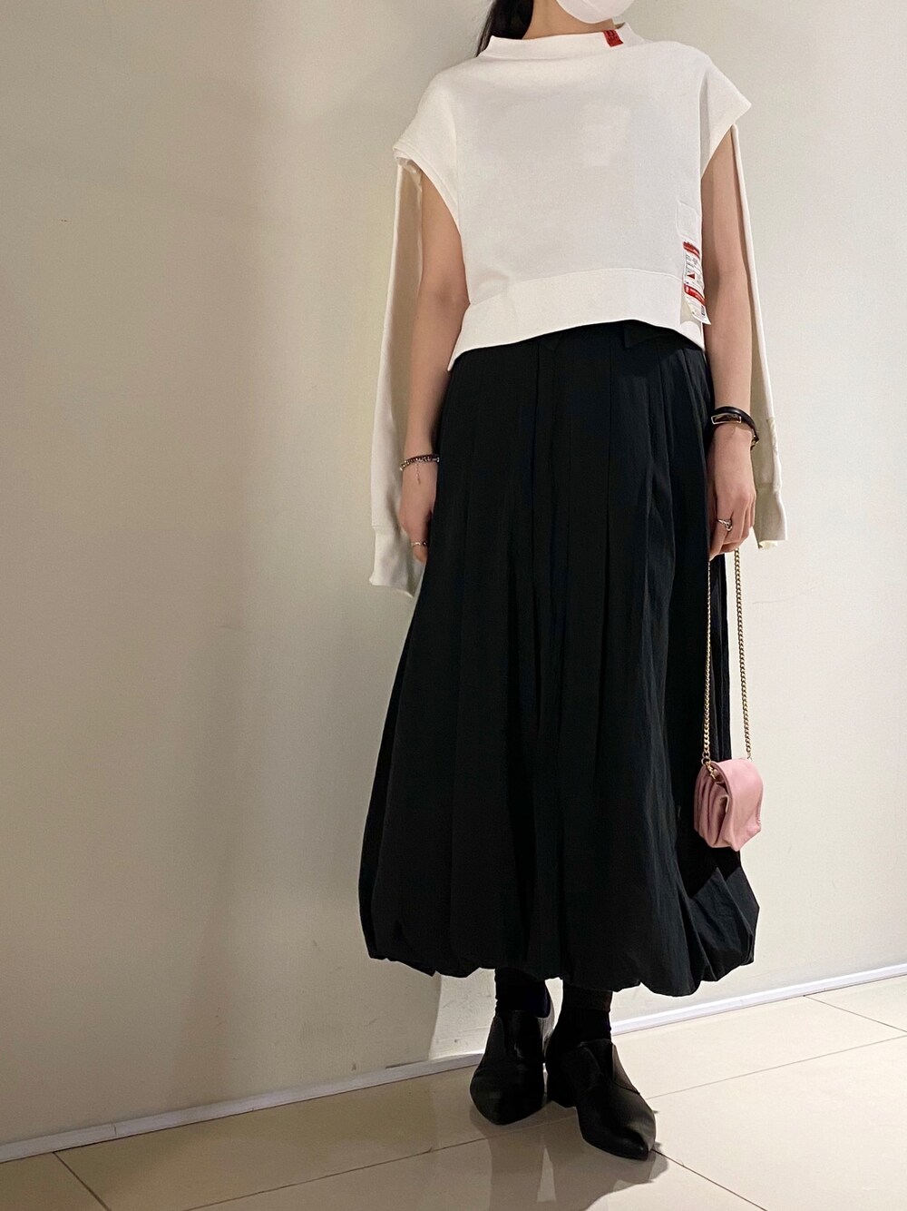 「ROYAL FLASH、ADDICT NOIR、Maison MIHARA YASUHIRO、ballet」｜「Maison MIHARA YASUHIROのアイテム（スウェット、ホワイト系）」を使った、照井千尋さん（レディース・163cm）の冬コーディネートの1枚目の写真