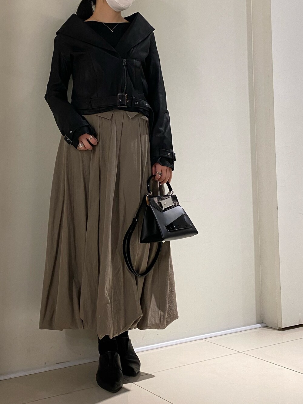 「ROYAL FLASH、ballet、ADDICT NOIR、Maison Margiela」｜「ADDICT NOIRのアイテム（Tシャツ/カットソー、ブラック系）」を使った、照井千尋さん（レディース・163cm）の冬コーディネートの1枚目の写真