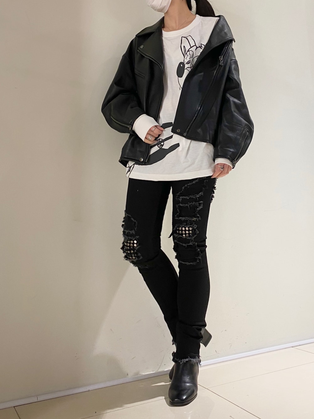 「ROYAL FLASH、シンプルコーデ、PASCALMARIEDESMARAIS、FAGASSENT、ballet」｜「ROYAL FLASHのアイテム（ライダースジャケット、ブラック系）」を使った、照井千尋さん（レディース・163cm）の冬コーディネートの1枚目の写真