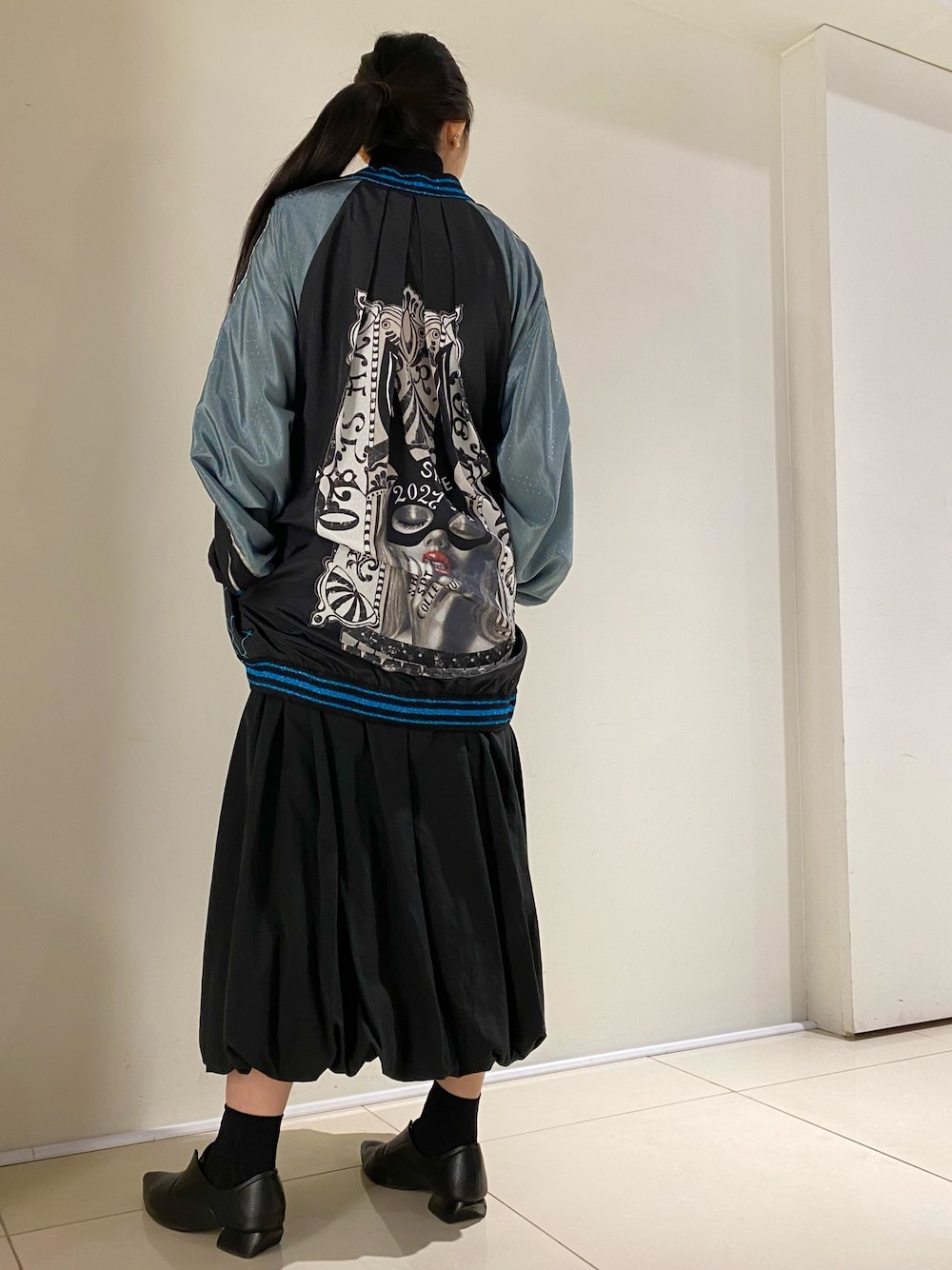 「ROYAL FLASH、SHARE SPIRIT、ADDICT NOIR」｜「SHARE SPIRITのアイテム（MA-1、ブラック系）」を使った、照井千尋さん（レディース・163cm）の冬コーディネートの1枚目の写真