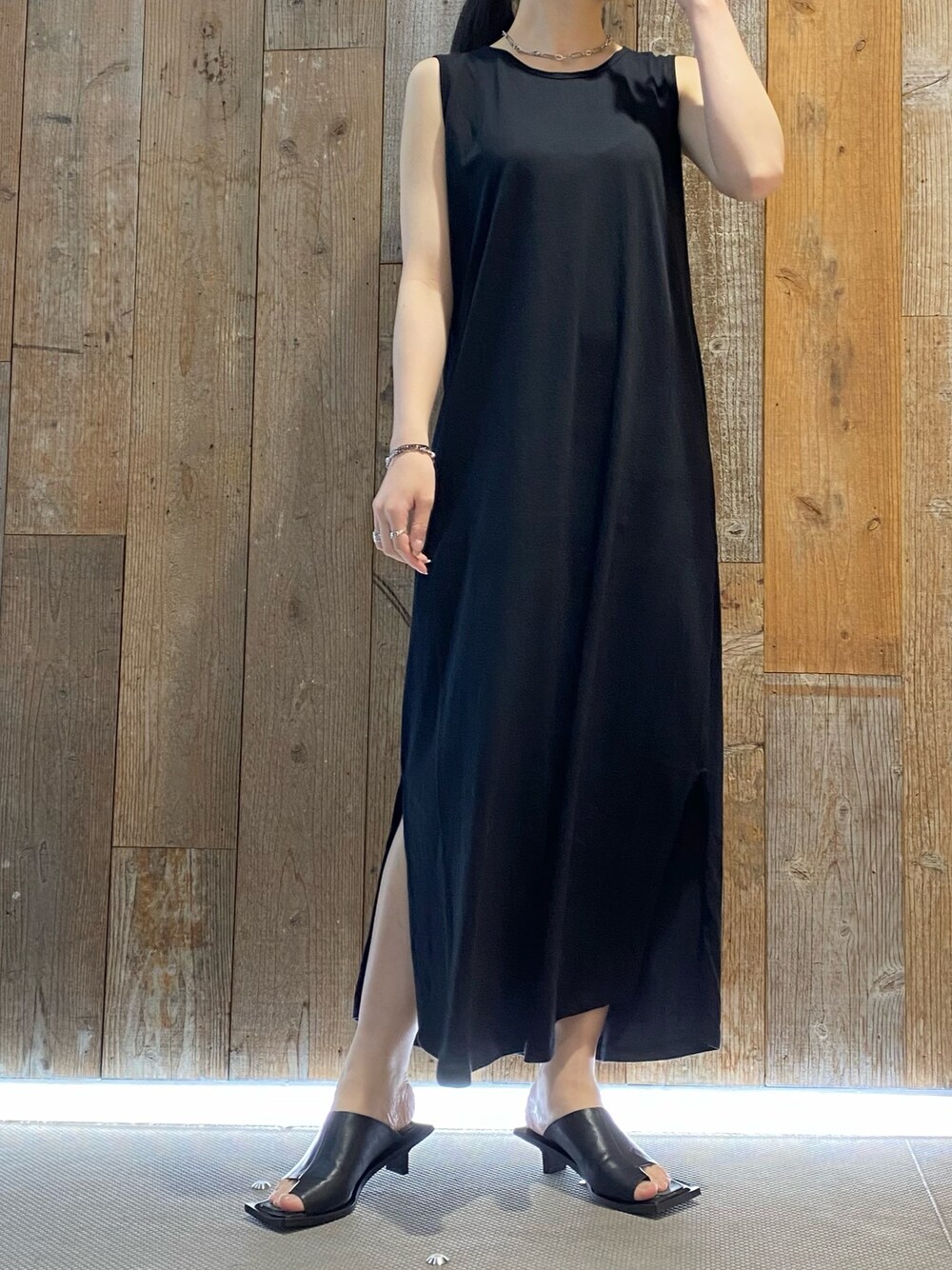 「KMRii、AULA AILA」｜「KMRiiのKMRii/ケムリ/STEALTH TANKTOP-OP（ワンピース、ブラック系）」を使った、照井千尋さん（レディース・163cm）の夏コーディネートの1枚目の写真