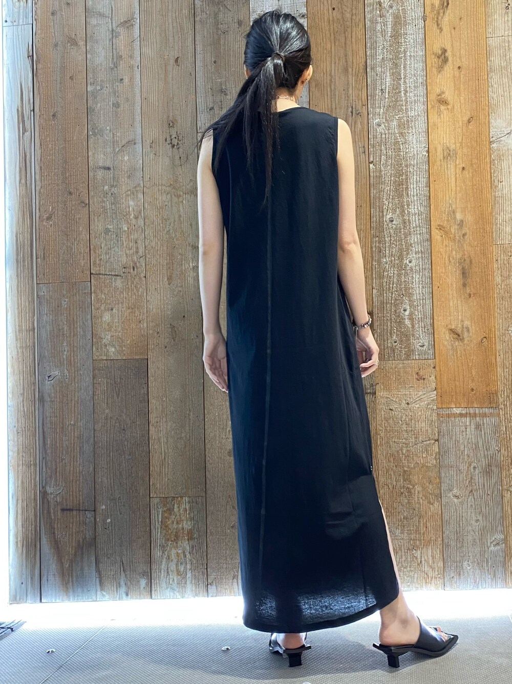 「ROYAL FLASH、KMRii、AULA AILA」｜「KMRiiのKMRii/ケムリ/STEALTH TANKTOP-OP（ワンピース、ブラック系）」を使った、照井千尋さん（レディース・163cm）の夏コーディネートの1枚目の写真