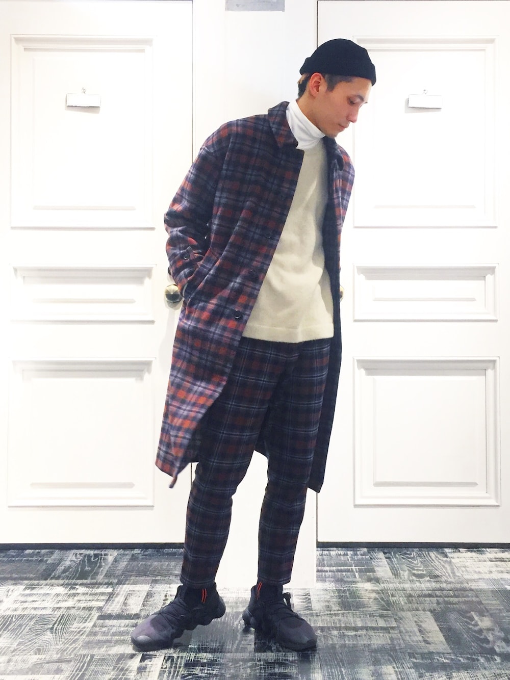「冬コーデ、オーバーサイズ、セットアップ、ストリートMIX、HARE、チェック、Y-3、冬、スタッフコーデ、おしゃれさんと繋がりたい」｜「HAREのアイテム（ステンカラーコート、ブラウン系）」を使った、ジョウジマさん（メンズ・177cm）の冬コーディネートの1枚目の写真