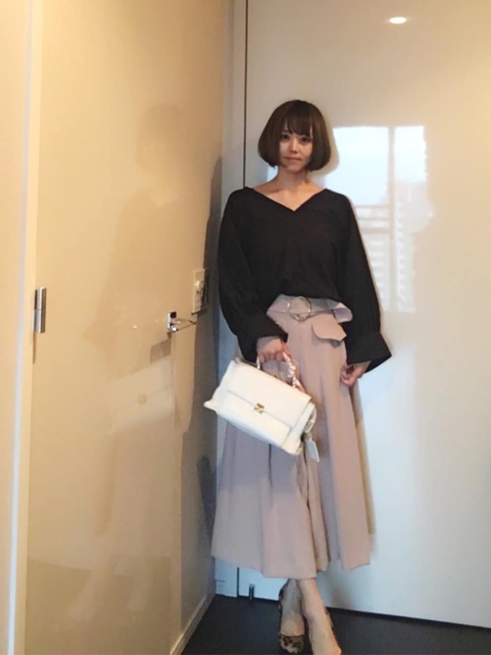 「ootd、outfit、シャツ、ネイビー、vicolo、TITE IN THE STORE(TITE IN THE STORE)、ガウチョパンツ」｜「PotioRのアイテム（ショルダーバッグ、ホワイト系）」を使った、YUMIKO HIRAYAMAさん（レディース・154cm）の秋コーディネートの1枚目の写真