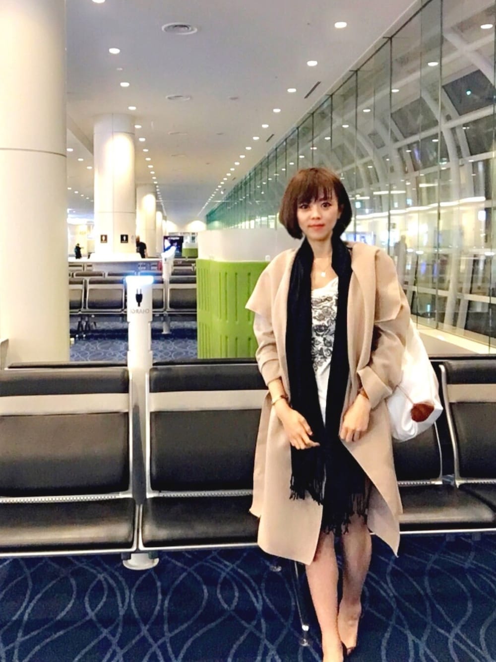 「ootd、outfit、コート、ショートパンツ、ティーシャツ、リュック、summer、ストール」｜「yassine soleのアイテム（ジャケット/アウター、ベージュ系）」を使った、YUMIKO HIRAYAMAさん（レディース・154cm）の冬コーディネートの1枚目の写真