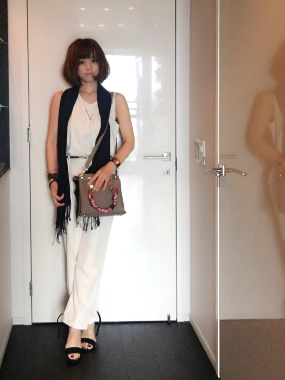 「ストール、オールホワイト、ホワイト、plainclothing、mysty woman、スカーフ」｜「PLAIN CLOTHINGの【PLAIN CLOTHING】ZIPポケットスクエアショルダーバッグ（ショルダーバッグ、ベージュ系）」を使った、YUMIKO HIRAYAMAさん（レディース・154cm）の夏コーディネートの1枚目の写真