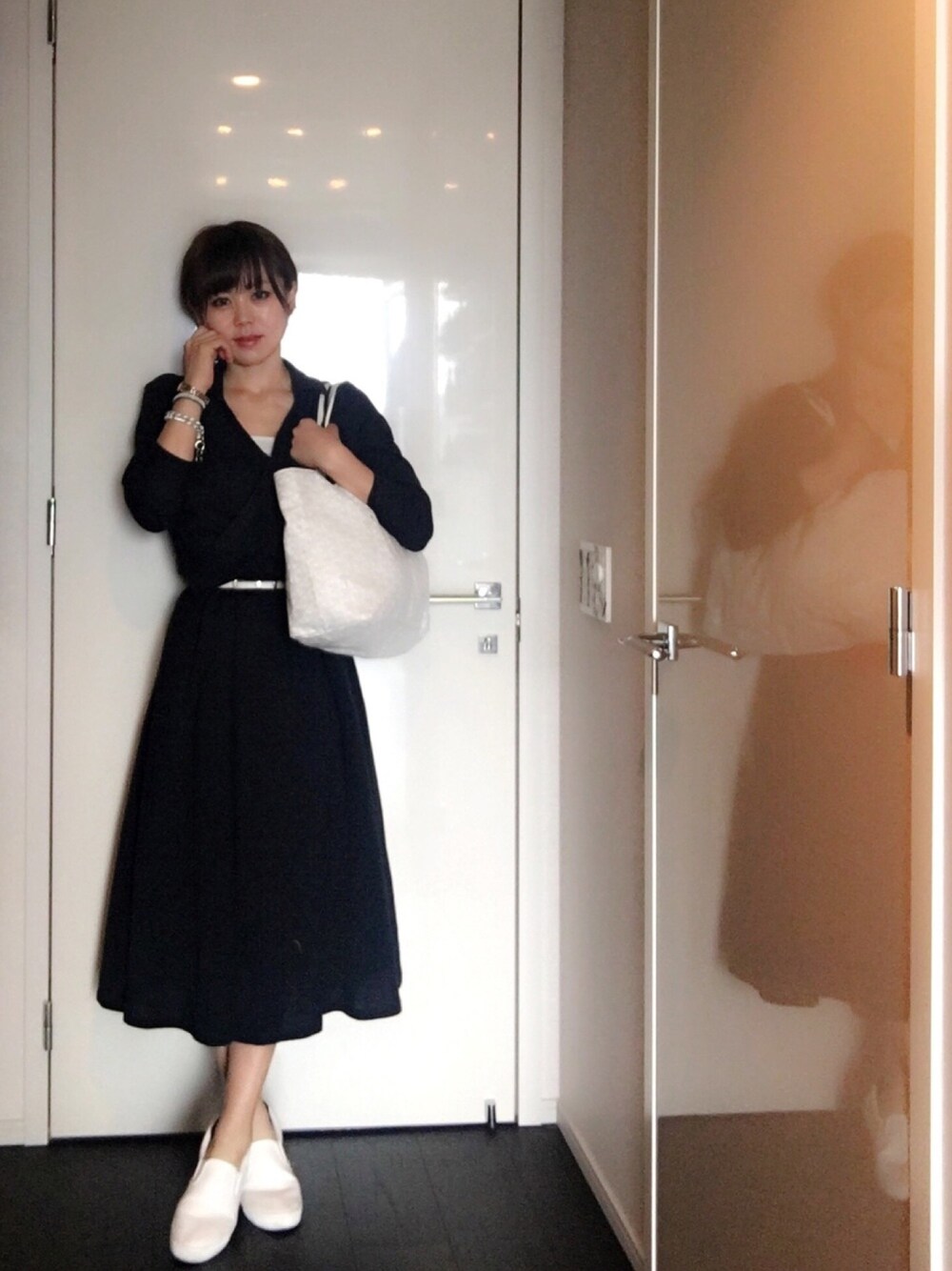 「カジュアル、ネイビー×ホワイト、ネイビー、ロングスカート、オールインワン、ペタンコ靴」｜「Mila Owenのシャツドッキングワンピース（ワンピース、ブルー系）」を使った、YUMIKO HIRAYAMAさん（レディース・154cm）の春コーディネートの1枚目の写真