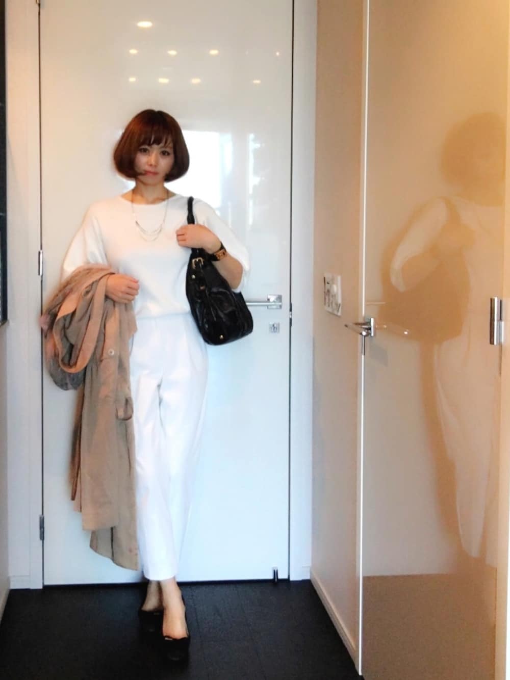 「ootd、ホワイト、ホワイトパンツ、ニット、MISCH MASCH、コート」｜「PRADAのアイテム（ショルダーバッグ、ブラック系）」を使った、YUMIKO HIRAYAMAさん（レディース・154cm）の秋コーディネートの1枚目の写真