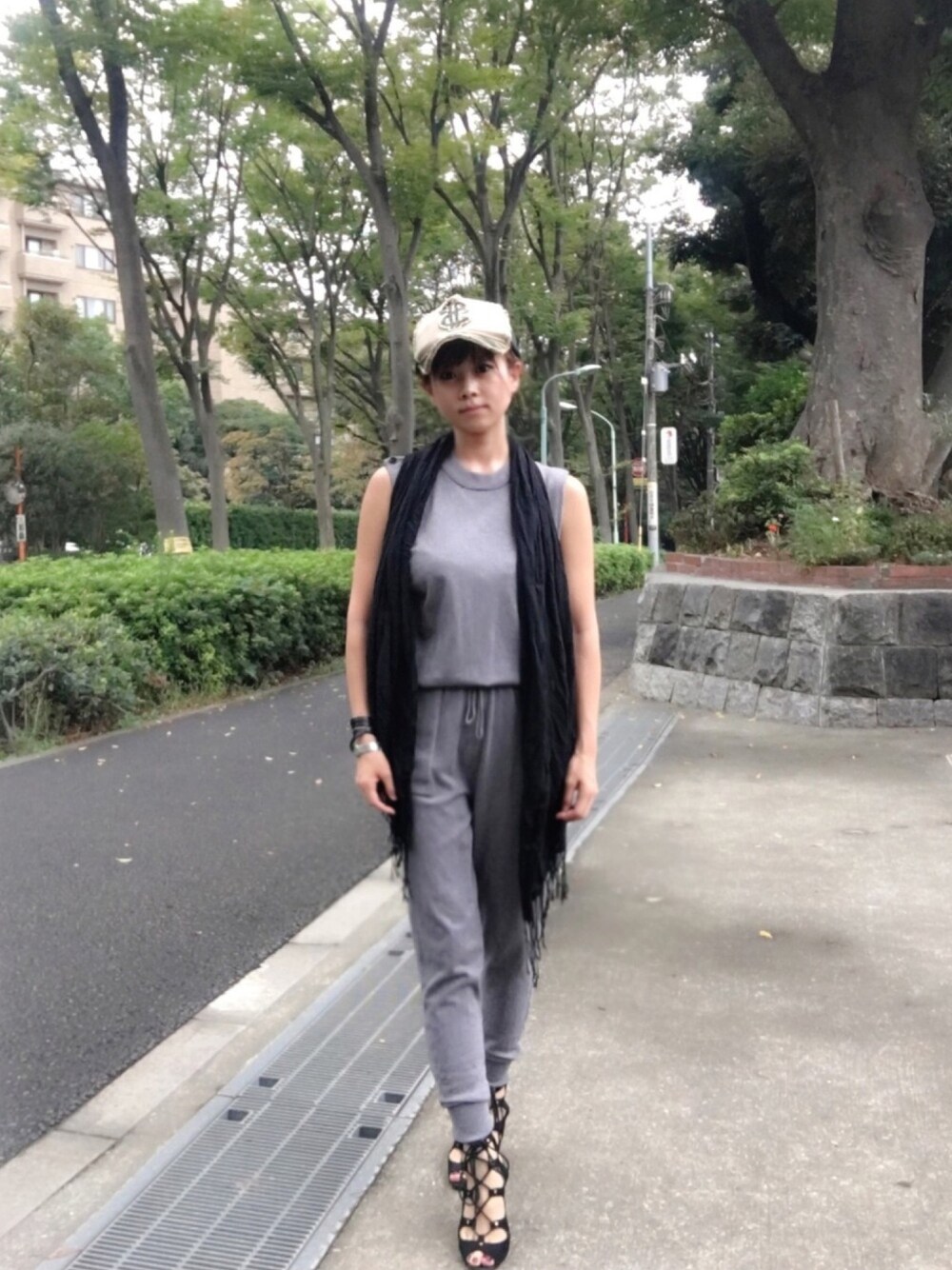 「ootd、キャップ、迷彩、オールインワン、グレー、ニット」｜「COCO DEALのアイテム（つなぎ/オールインワン、グレー系）」を使った、YUMIKO HIRAYAMAさん（レディース・154cm）の秋コーディネートの1枚目の写真