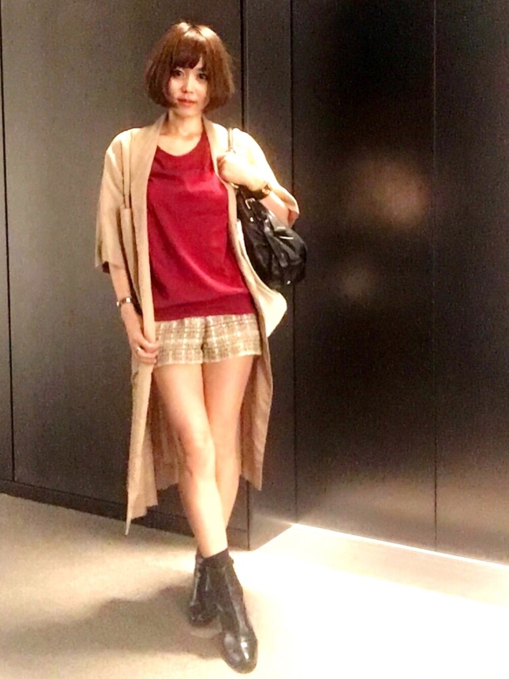 「ショートパンツ、ツイード、コート、Laguna Moon、red」｜「LIMITLESS LUXURYのアイテム（その他パンツ、ベージュ系）」を使った、YUMIKO HIRAYAMAさん（レディース・154cm）の秋コーディネートの1枚目の写真