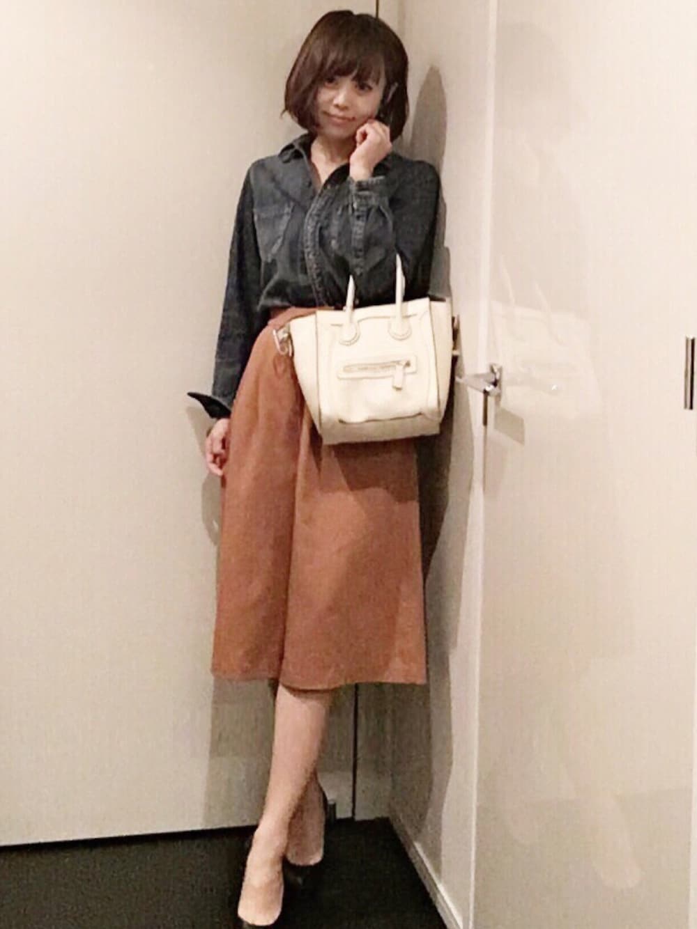 「ガウチョパンツ、キャメル、デニムシャツ」｜「UNRELISHのアイテム（その他パンツ、オレンジ系）」を使った、YUMIKO HIRAYAMAさん（レディース・154cm）の冬コーディネートの1枚目の写真