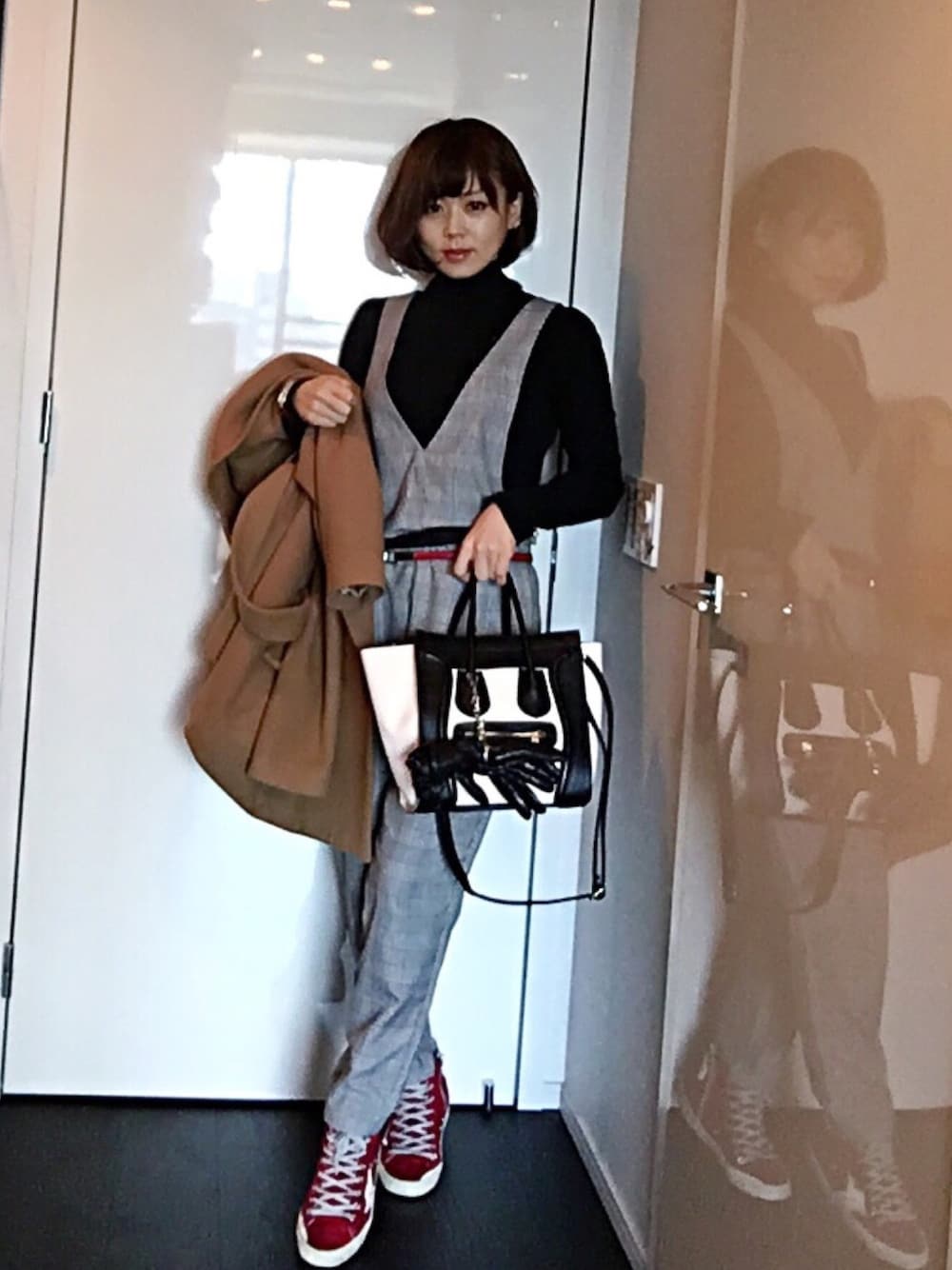「ギンガムチェック、レッド、スニーカー」｜「GUのアイテム（サロペット/オーバーオール、グレー系）」を使った、YUMIKO HIRAYAMAさん（レディース・154cm）の冬コーディネートの1枚目の写真