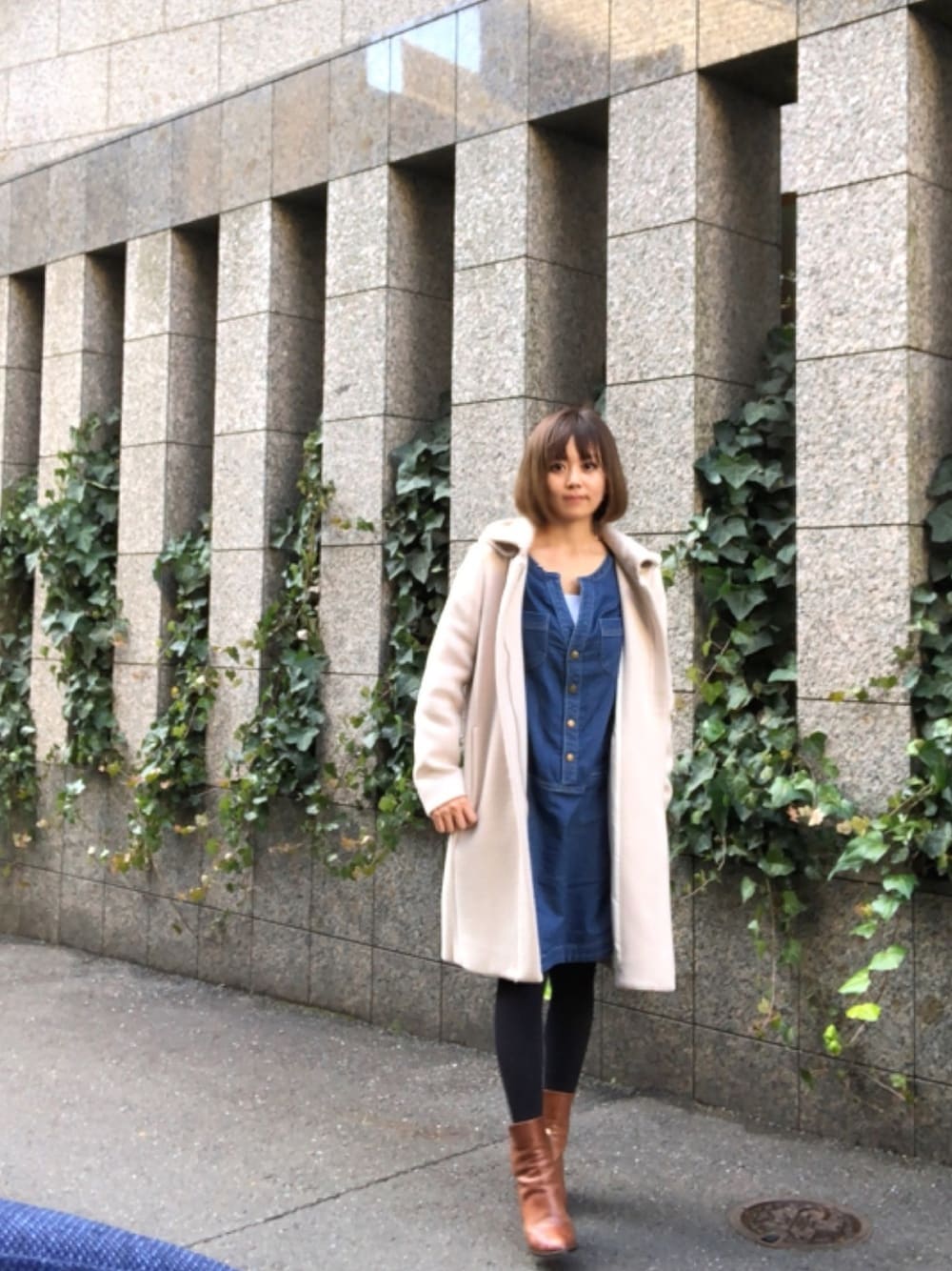 「outfit、ootd、URBAN RESEARCH、noname、デニムワンピース」｜「URBAN RESEARCHのUR 2WAYコート（その他アウター、ホワイト系）」を使った、YUMIKO HIRAYAMAさん（レディース・154cm）の春コーディネートの1枚目の写真