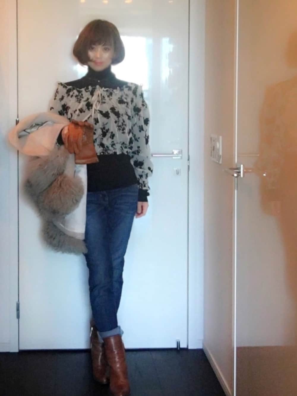 「ootd、outfit、snidel、Spick & Span(Spick & Span)、デニムパンツ、ファー小物、denim、GRACE CONTINENTAL、PLST」｜「SNIDELのアイテム（その他トップス、ベージュ系）」を使った、YUMIKO HIRAYAMAさん（レディース・154cm）の冬コーディネートの1枚目の写真