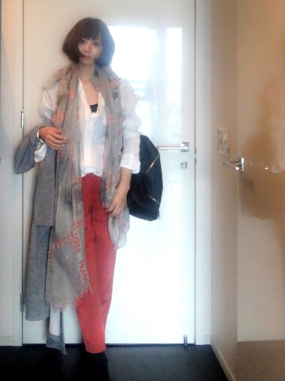 「シャツ、オレンジ、ストール、ootd、outfit、ペタンコ靴、リュック、Jewelchanges、GAP」｜「GAPのリネンシャツ（シャツ/ブラウス、ホワイト系）」を使った、YUMIKO HIRAYAMAさん（レディース・154cm）の春コーディネートの1枚目の写真