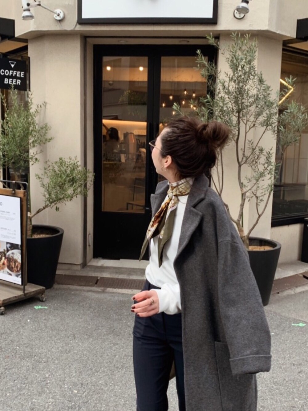 「大人カジュアル、シンプルコーデ、パンツスタイル、スカーフ、ダテメガネ、今日のコーデ」｜「VENDOME AOYAMAのアイテム（その他、グリーン系）」を使った、yuppyさん（レディース・160cm）の冬コーディネートの1枚目の写真