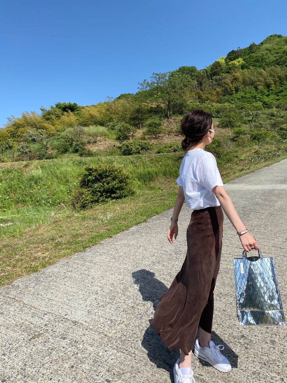 「シンプル、大人女子、休日スタイル、おしゃれさんと繋がりたい、プリントT、マーメイドスカート」｜「ADAM ET ROPE'のフォトTEE（Tシャツ/カットソー、ホワイト系）」を使った、yuppyさん（レディース・160cm）の春コーディネートの1枚目の写真