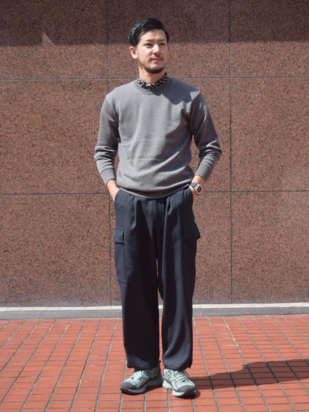 「UNITED ARROWSの＜Fratelli Luigi (フラテッリ ルイージ) ＞ コモン ストール（マフラー、ブラック系）」を使った、高野 恭平さん（メンズ・177cm）の秋コーディネートの1枚目の写真