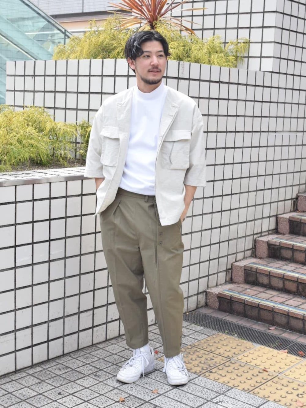 「EN ROUTEのENR C/PE MLNRIB MN（Tシャツ/カットソー、ホワイト系）」を使った、高野 恭平さん（メンズ・177cm）の春コーディネートの1枚目の写真