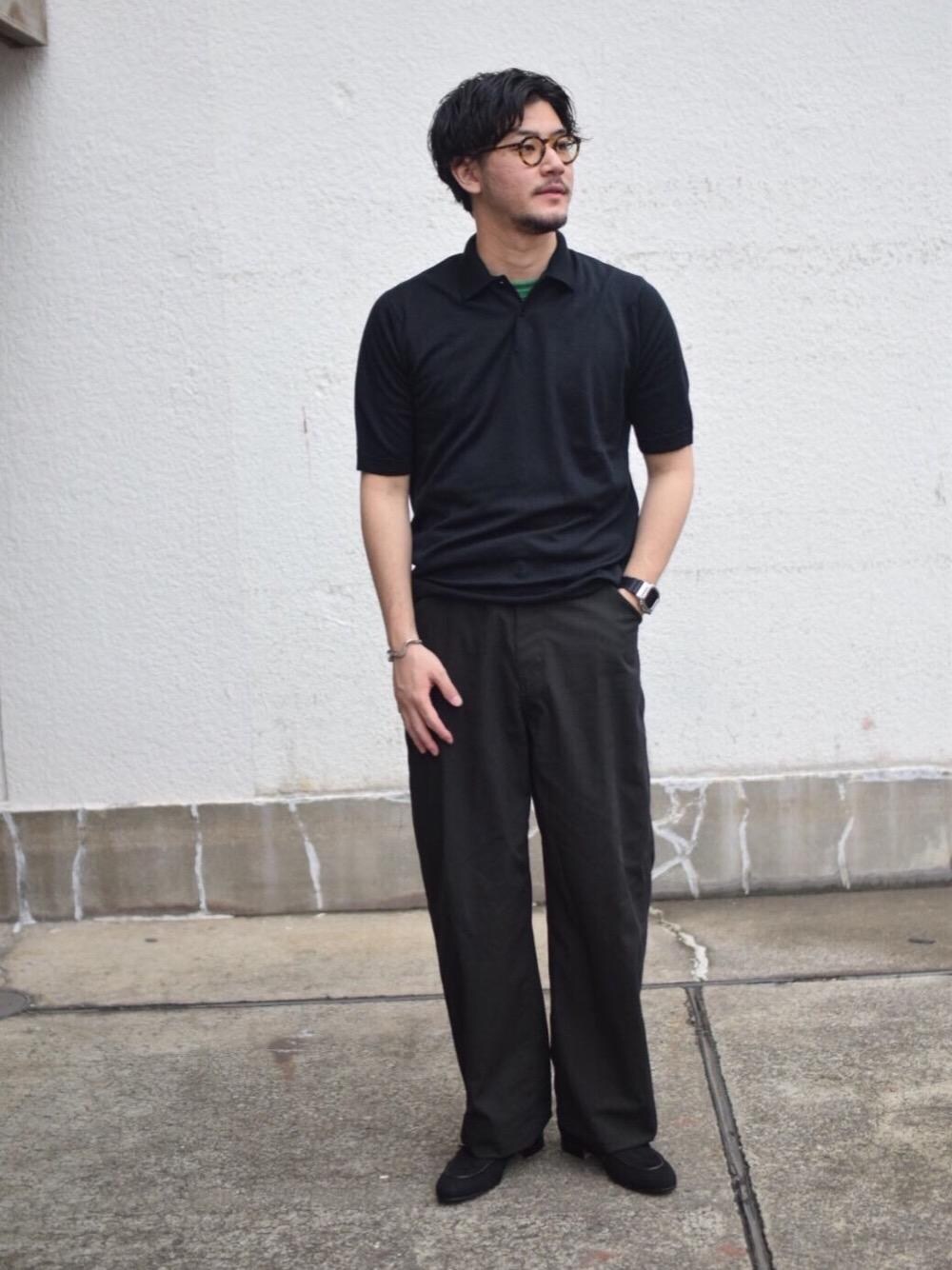 ブラック系のスリッポン、ブラック系のポロシャツを着用したメンズの春コーディネートの1枚目の写真