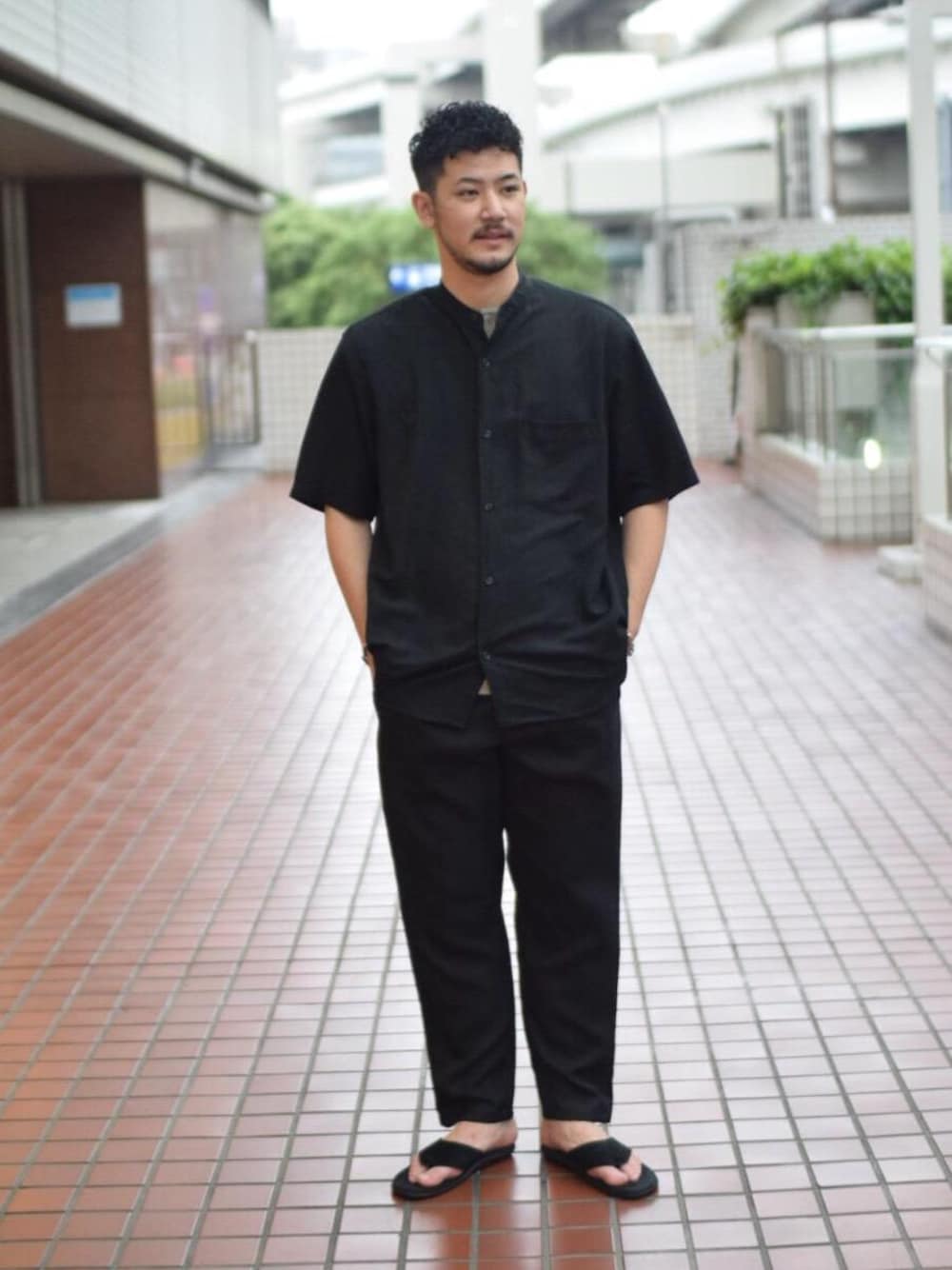 「ISLAND SLIPPERの【別注】 ＜ISLAND SLIPPER（アイランドスリッパ）＞ THONG SANDAL/サンダル（サンダル、ブラック系）」を使った、高野 恭平さん（メンズ・177cm）の夏コーディネートの1枚目の写真