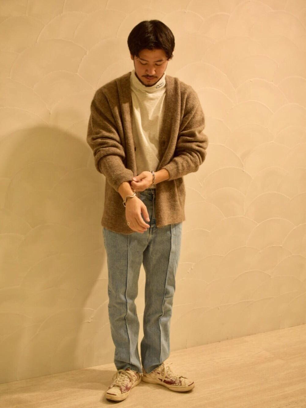 ブルー系のデニムパンツ、ベージュ系のカーディガン/ボレロを着用したメンズの秋コーディネートの1枚目の写真