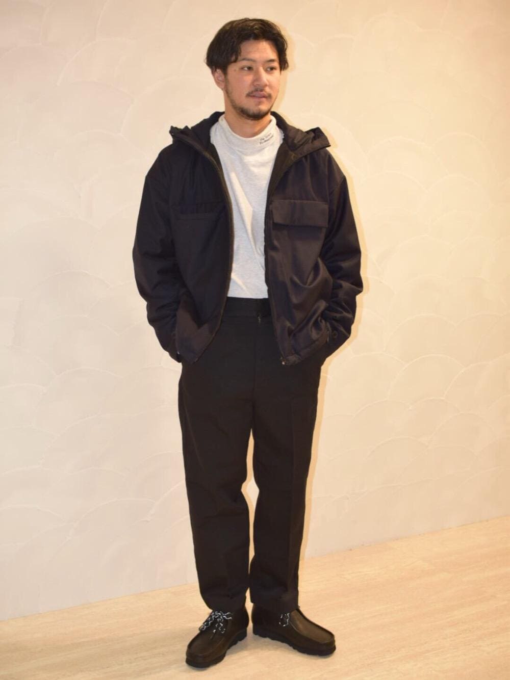 ブラック系のブーツ、ブルー系のブルゾンを着用したメンズの秋コーディネートの1枚目の写真