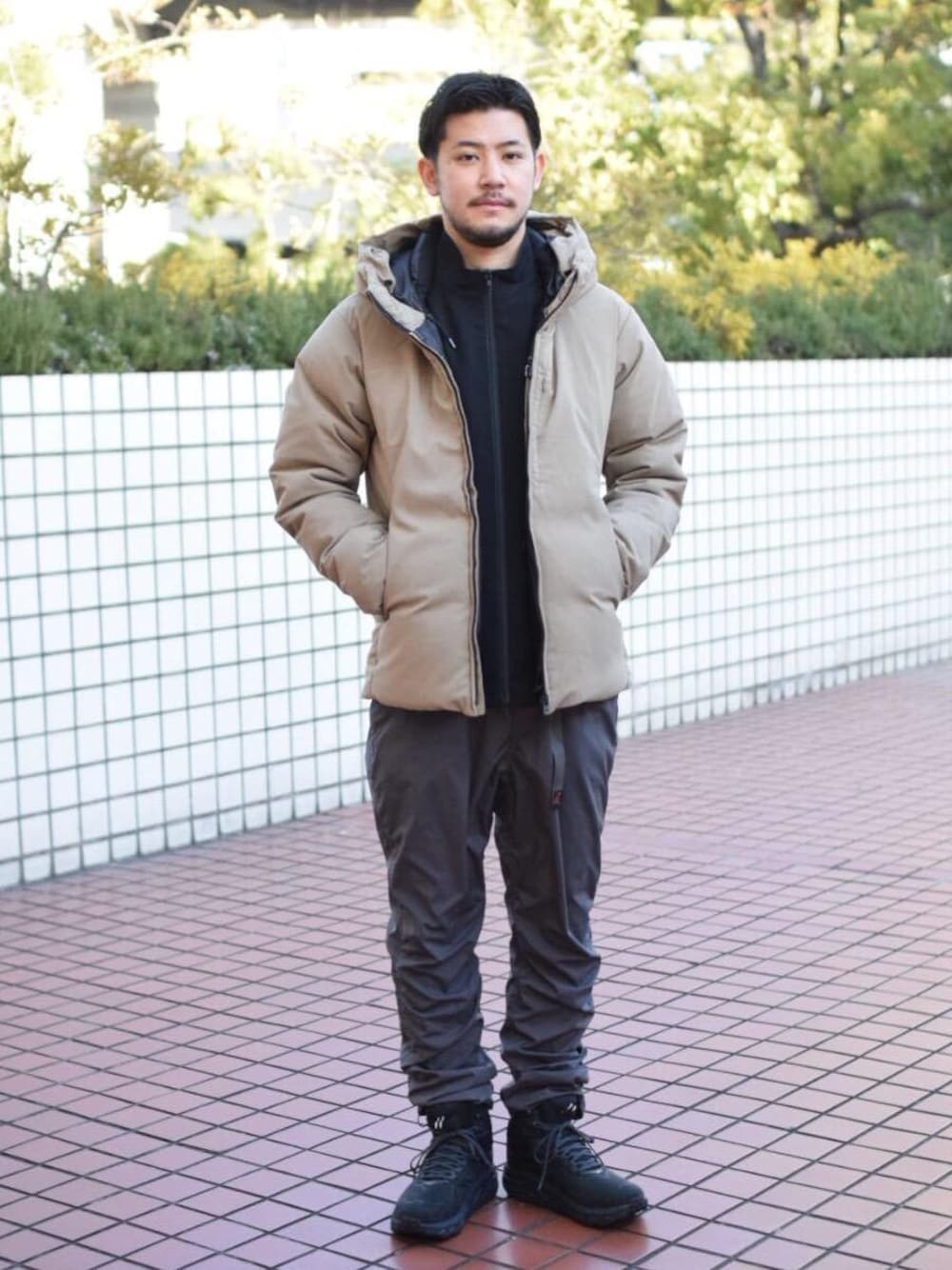 「HOKAの＜HOKA ONE ONE＞ CHALLENGER MID/チャレンジャー ミッド（スニーカー、ブラック系）」を使った、高野 恭平さん（メンズ・177cm）の冬コーディネートの1枚目の写真