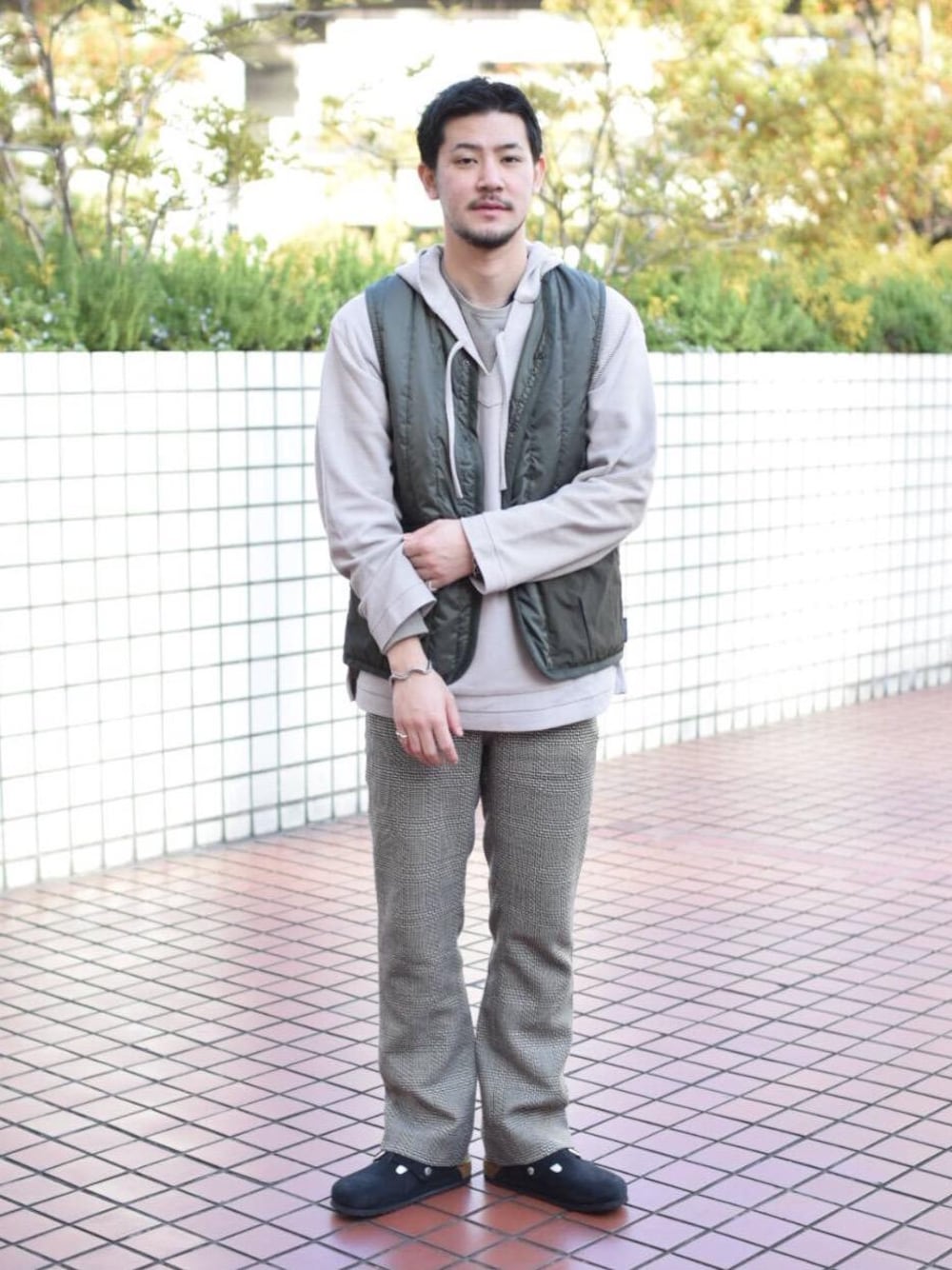「UNITED ARROWSの＜UNITED ARROWS＞ メキシカンパーカ（パーカー、ベージュ系）」を使った、高野 恭平さん（メンズ・177cm）の春コーディネートの1枚目の写真