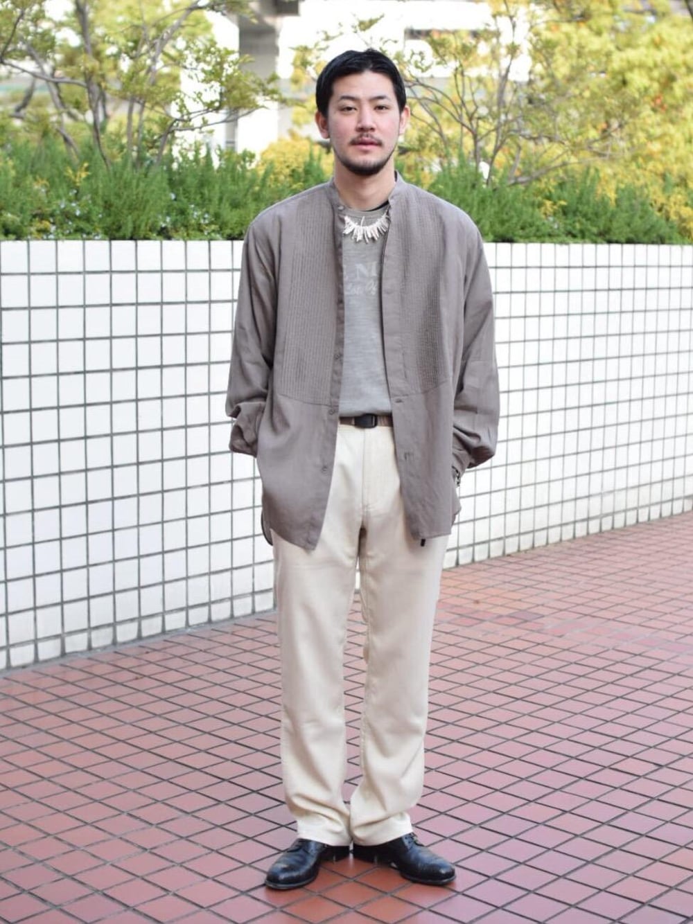 「UNITED ARROWSの＜UNITED ARROWS＞ ブザム バンドカラー ロングシャツ（シャツ/ブラウス、グリーン系）」を使った、高野 恭平さん（メンズ・177cm）の春コーディネートの1枚目の写真