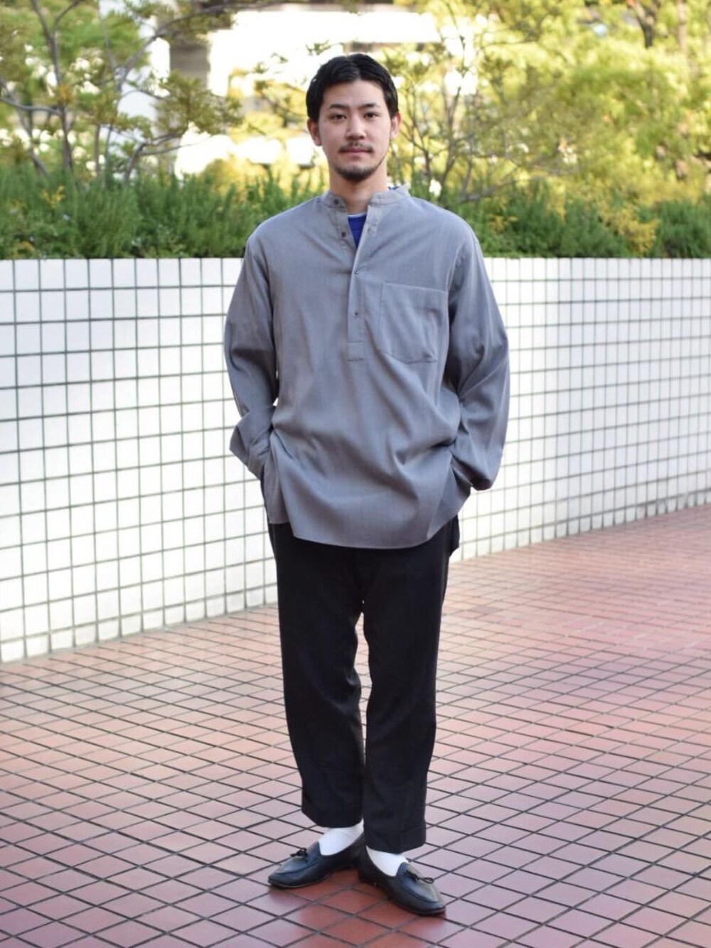 「UNITED ARROWSの＜UNITED ARROWS＞ ツイル バンドカラー ビッグ プルオーバー（シャツ/ブラウス、グレー系）」を使った、高野 恭平さん（メンズ・177cm）の春コーディネートの1枚目の写真