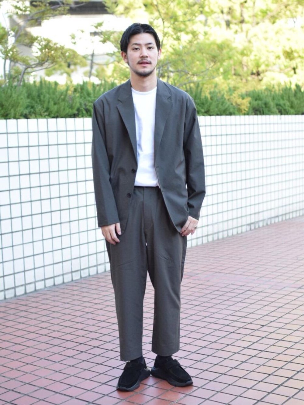 「BEAUTY&YOUTH UNITED ARROWSの【別注】 ＜EIZIN SUZUKI＞ POOL SIDE TEE/Tシャツ（Tシャツ/カットソー、ホワイト系）」を使った、高野 恭平さん（メンズ・177cm）の春コーディネートの1枚目の写真