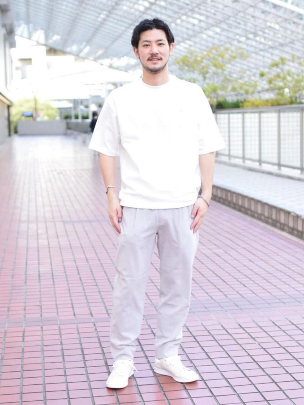 「LACOSTEの【別注】 ＜LACOSTE（ラコステ）＞ 1TONE TEE/Tシャツ（Tシャツ/カットソー、ホワイト系）」を使った、高野 恭平さん（メンズ・177cm）の春コーディネートの1枚目の写真