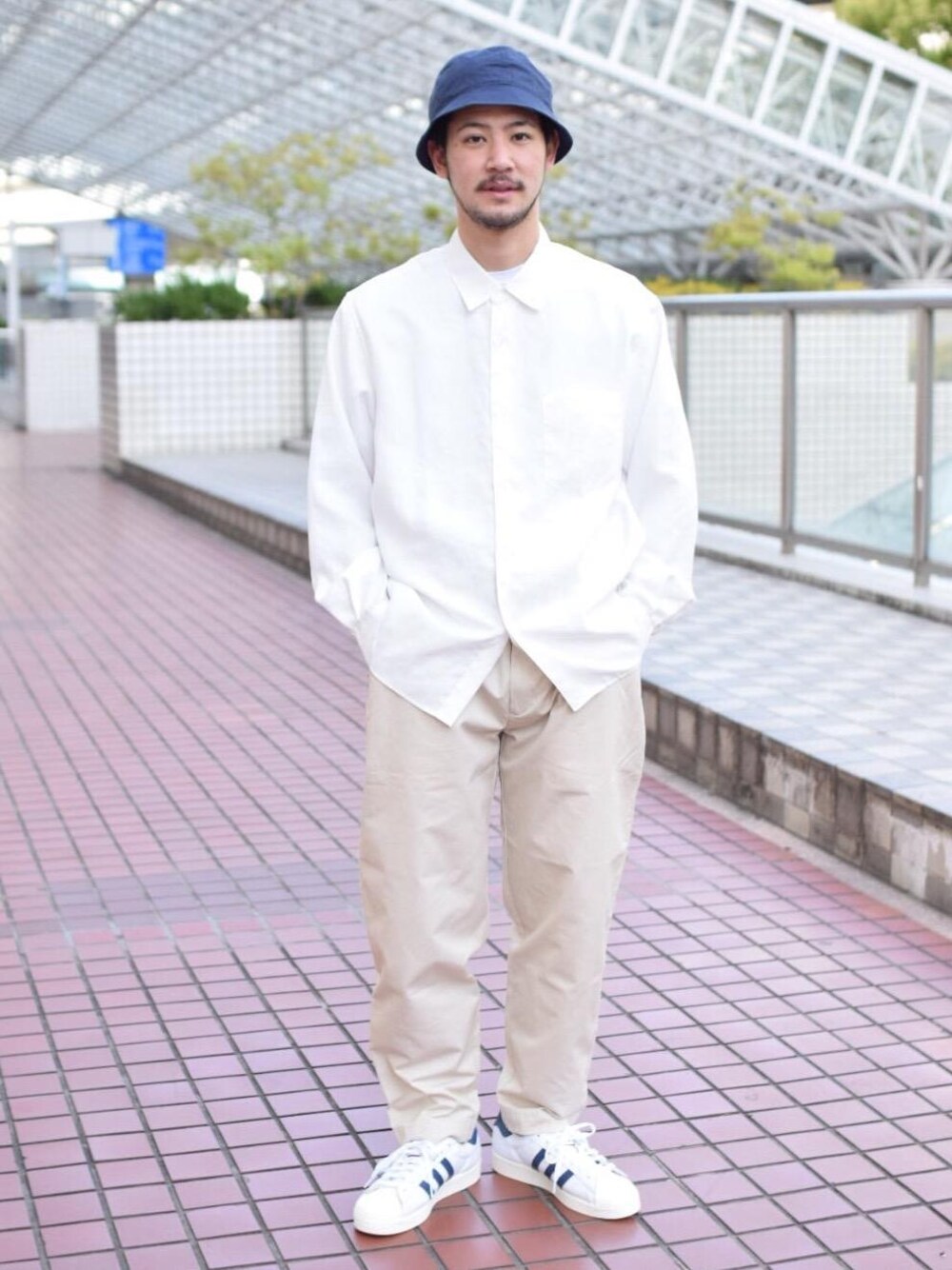 「Dickiesの【別注】 ＜Dickies（ディッキーズ）＞ WIDE CHINO/チノパンツ（チノパンツ、グレー系）」を使った、高野 恭平さん（メンズ・177cm）の春コーディネートの1枚目の写真