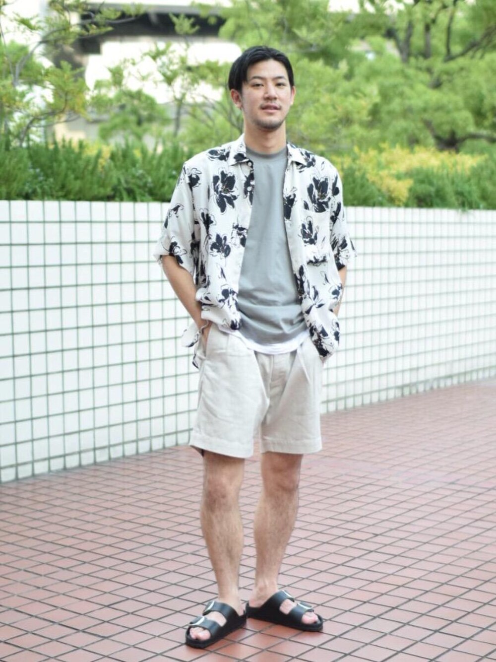 「BIRKENSTOCKの＜BIRKENSTOCK（ビルケンシュトック）＞【別注】 ARIZONA ビッグバックル†（サンダル、ブラック系）」を使った、高野 恭平さん（メンズ・177cm）の夏コーディネートの1枚目の写真