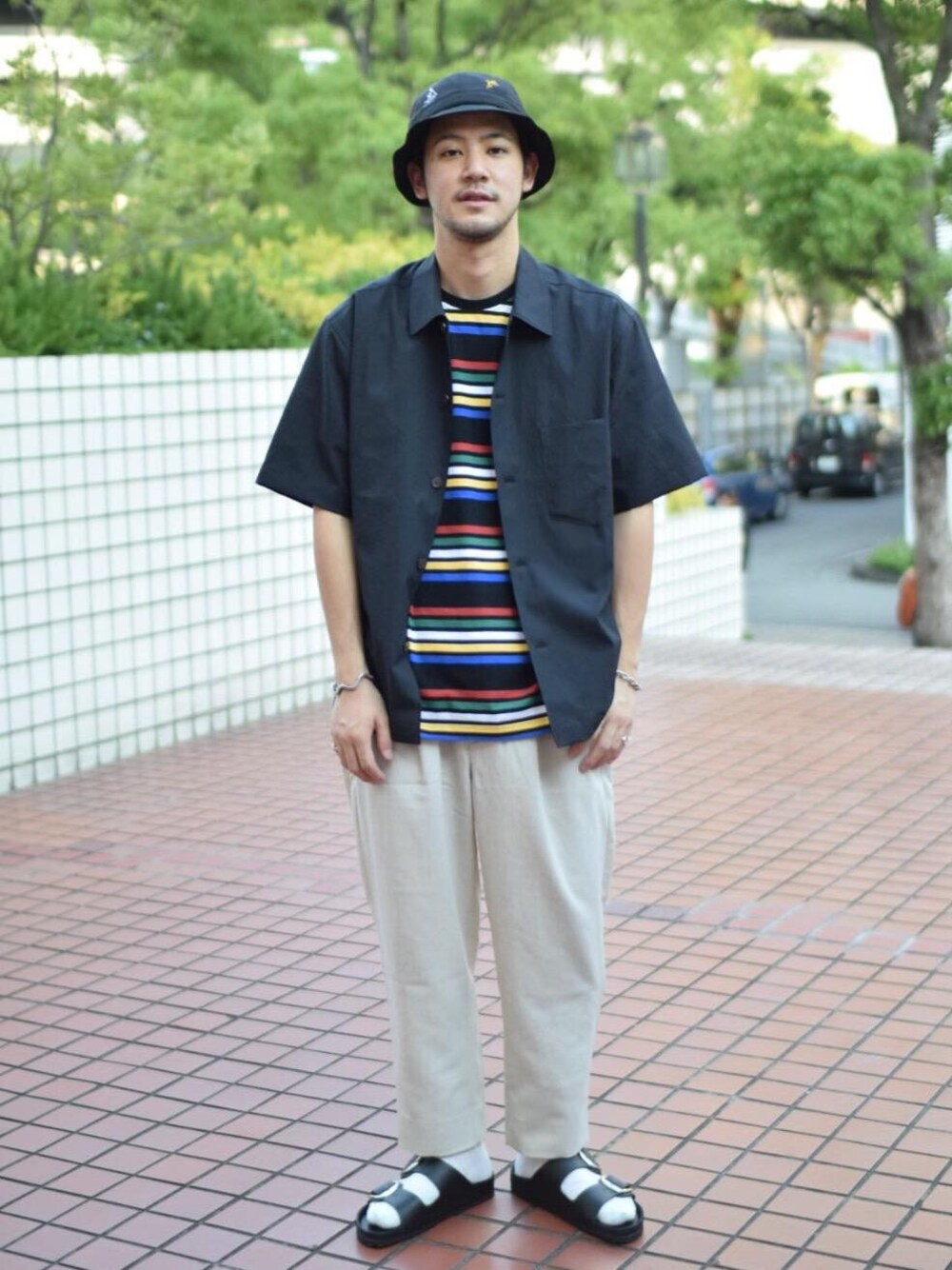 「EXCLUTIVE ITEM STYLE、SUMMER SHIRTS STYLE、ハット/キャップ」｜「BIRKENSTOCKの＜BIRKENSTOCK（ビルケンシュトック）＞【別注】 ARIZONA ビッグバックル†（サンダル、ブラック系）」を使った、高野 恭平さん（メンズ・177cm）の夏コーディネートの1枚目の写真