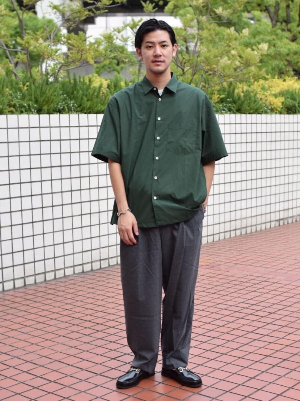 「PARABELLUMの＜Paraboot（パラブーツ）＞ 【別注】 シャイニービット ミュール†（スリッポン、ブラック系）」を使った、高野 恭平さん（メンズ・177cm）の夏コーディネートの1枚目の写真