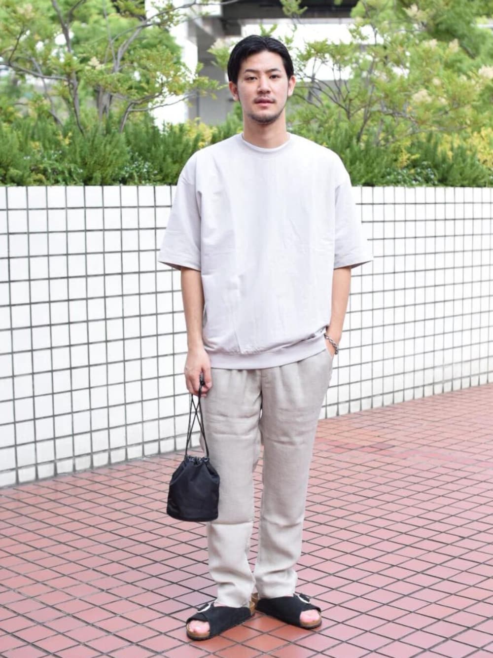 「alleryの＜allery（アレリー）＞ POUCH S/巾着ポーチ（ハンドバッグ、ブラック系）」を使った、高野 恭平さん（メンズ・177cm）の夏コーディネートの1枚目の写真