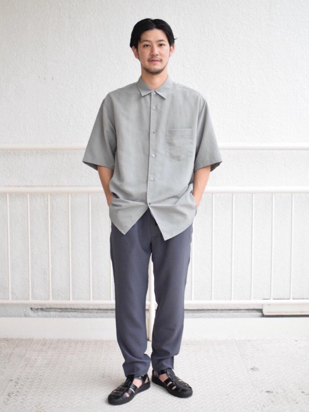 「BEAUTY&YOUTH UNITED ARROWSのBY トリクシオン 1P イージーパンツ（その他パンツ、グレー系）」を使った、高野 恭平さん（メンズ・177cm）の夏コーディネートの1枚目の写真