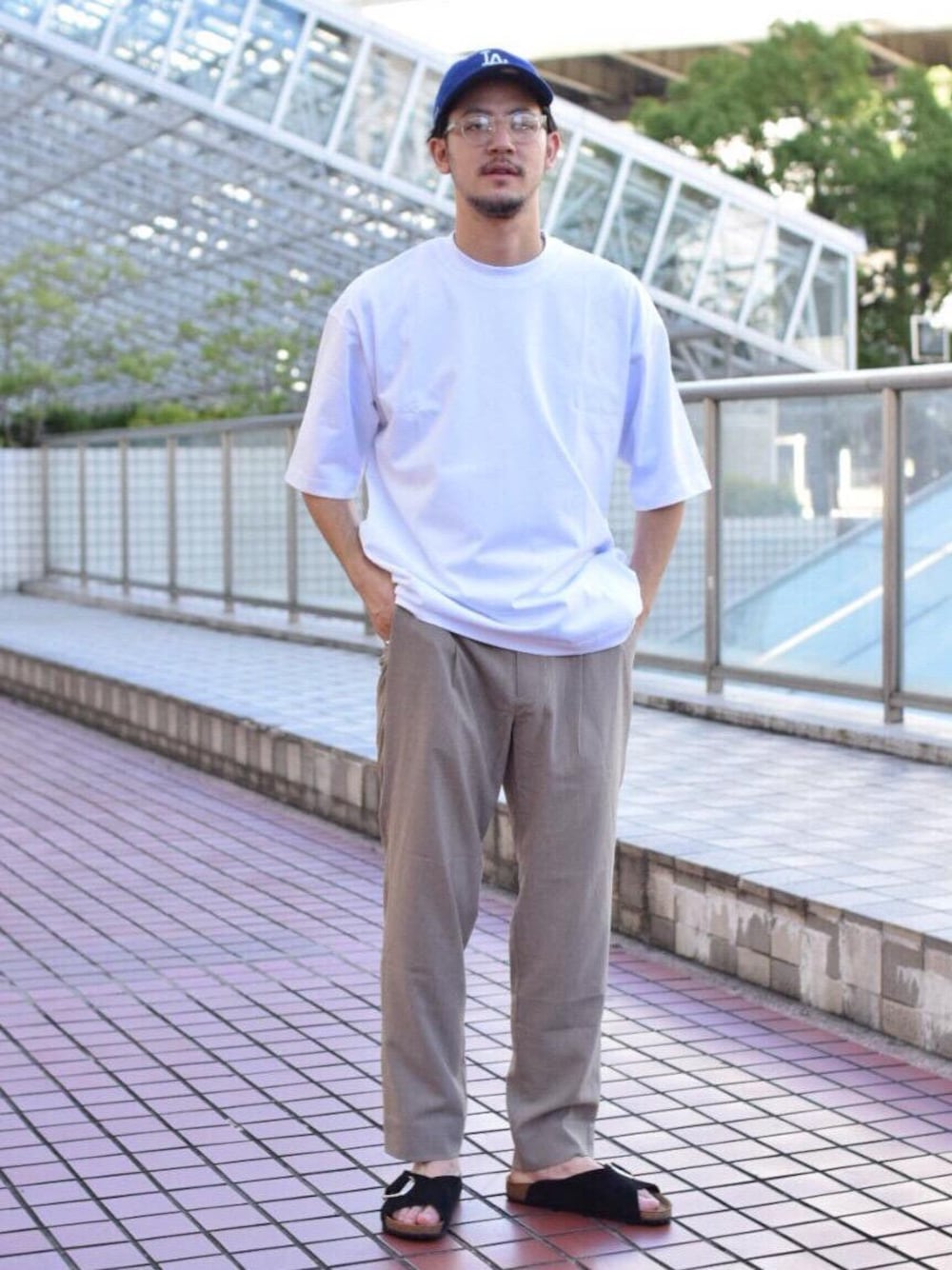 「BEAUTY&YOUTH UNITED ARROWSのBY CATIA Tシャツ 【抗菌防臭加工】：（Tシャツ/カットソー、ホワイト系）」を使った、高野 恭平さん（メンズ・177cm）の夏コーディネートの1枚目の写真