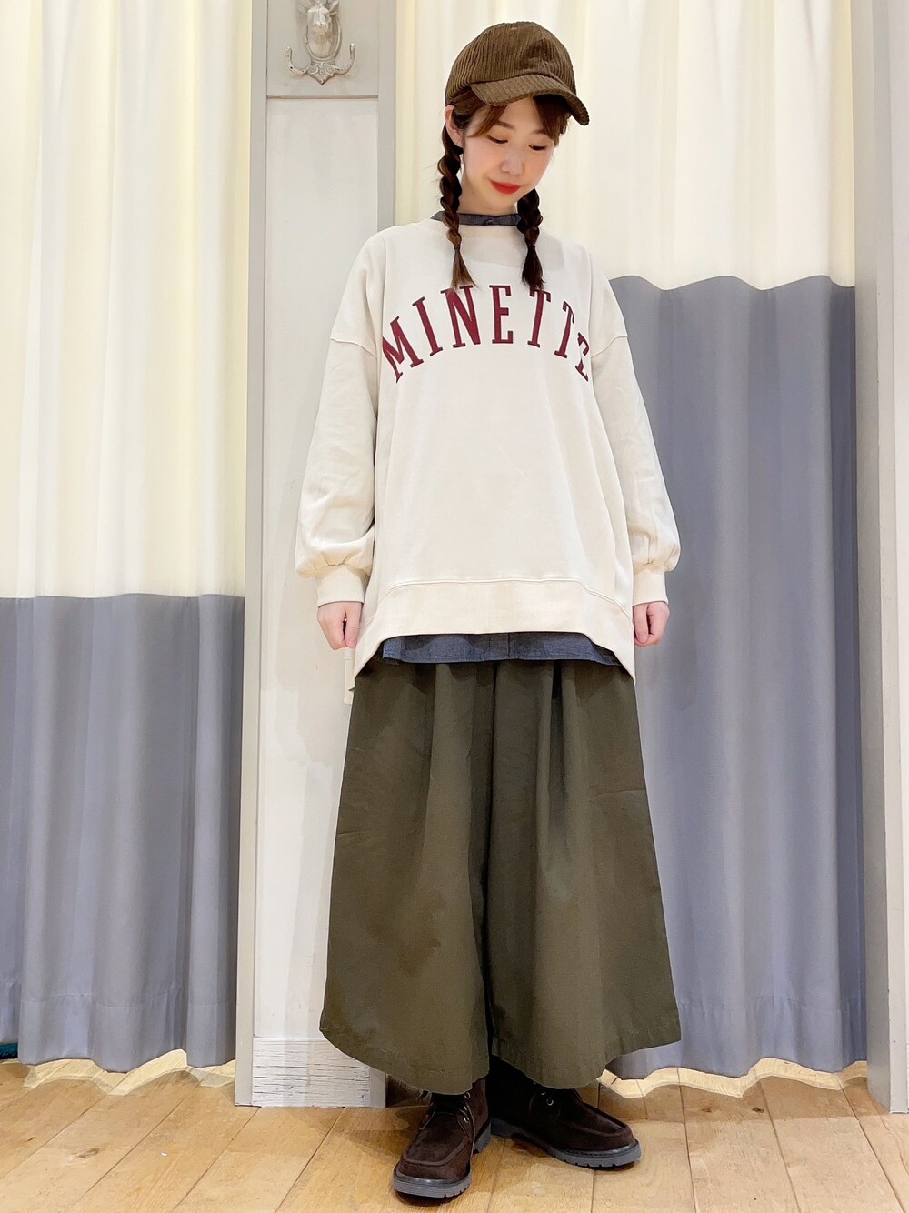 ブルー系のシャツ/ブラウス、グリーン系のその他パンツ、ブラウン系のブーツを着用したレディースの秋コーディネートの1枚目の写真