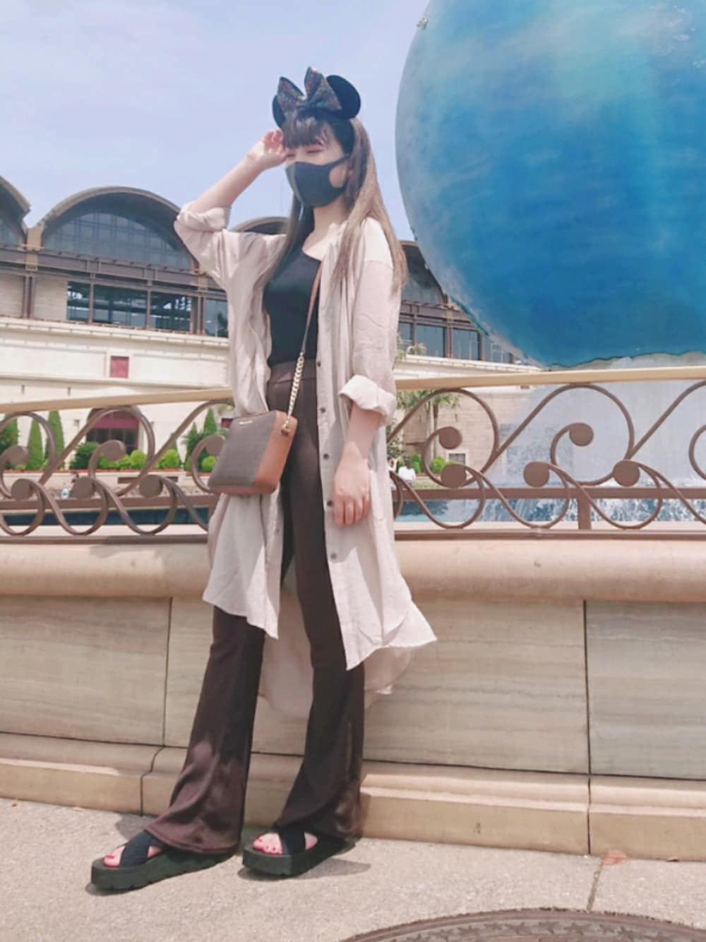 「ディズニー、ディズニーコーデ、ディズニーシー、グレイル、グレイルコーデ、フレアパンツ、シアーシャツ、studio clip、夏コーデ、おしゃれさんと繋がりたい」｜「GRLのリブニットフレアパンツ（その他パンツ、ブラウン系）」を使った、◤ゆぅきさん（レディース・159cm）の夏コーディネートの1枚目の写真