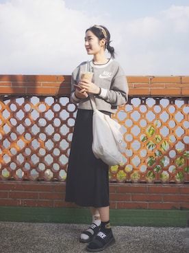 「NIKE」｜「アイテム（ビーチサンダル）」を使った、金潔さん（レディース・160cm）の秋コーディネート
