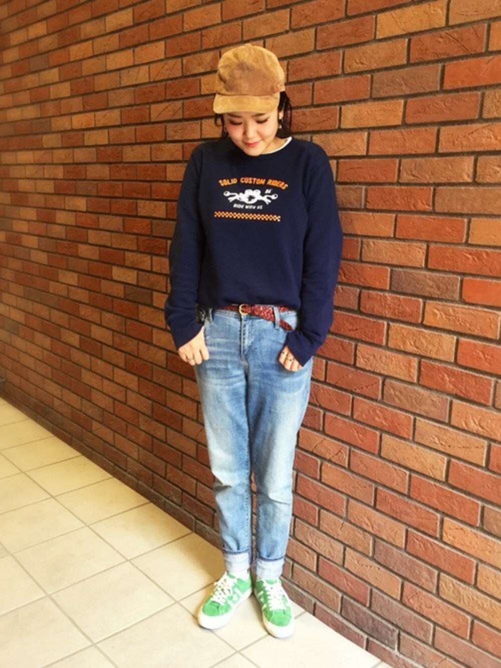 「スニーカー、デニム、カジュアル、キャップ、converse、ラフ、パンツスタイル、シンプルコーデ、春コーデ、streetstyle」｜「Design Tshirts Store graniphのベーシックスウェット/ソリッドカスタムライダース（スウェット、ブルー系）」を使った、TAKIZAWAさん（レディース・167cm）の冬コーディネートの1枚目の写真