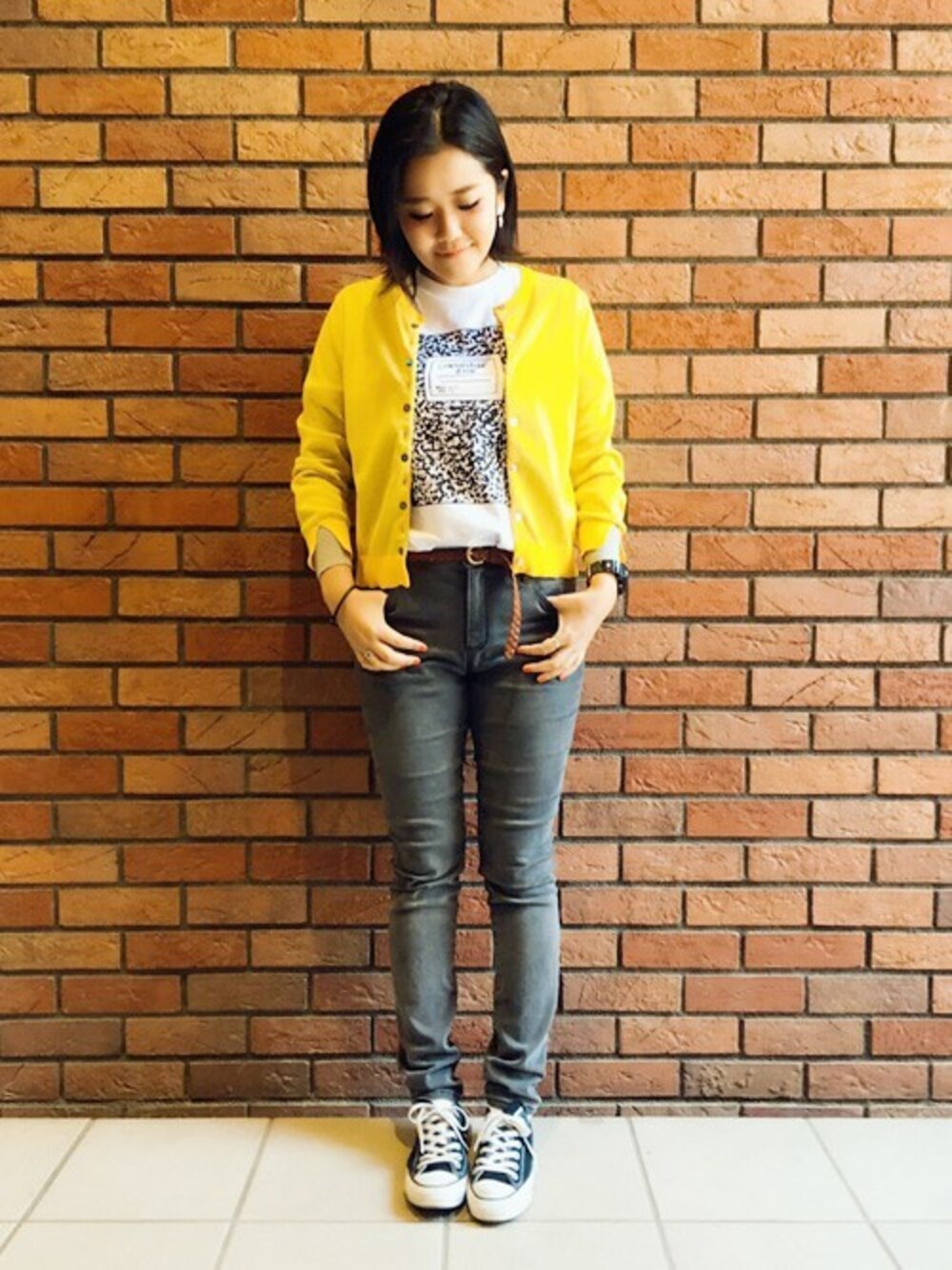 「カーディガン、カジュアル、イエロー、converse、きれいめカジュアル、スキニーデニム、春色、白Tシャツ、springstlye」｜「Design Tshirts Store graniphのベーシックTシャツ/コンポジションブック（Tシャツ/カットソー、ホワイト系）」を使った、TAKIZAWAさん（レディース・167cm）の春コーディネートの1枚目の写真