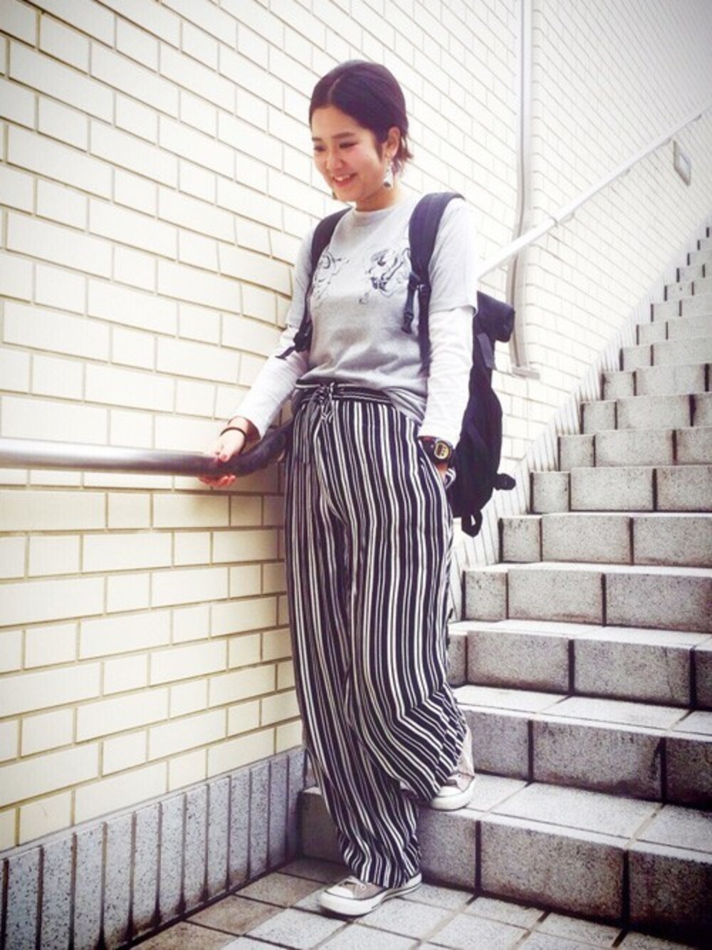 「カジュアル、ストライプ、ハイウエスト、レイヤードスタイル、ワイドパンツ、ゆるコーデ、springstyle」｜「Design Tshirts Store graniphのベーシックTシャツ/フージンライジン（Tシャツ/カットソー、グレー系）」を使った、TAKIZAWAさん（レディース・167cm）の春コーディネートの1枚目の写真