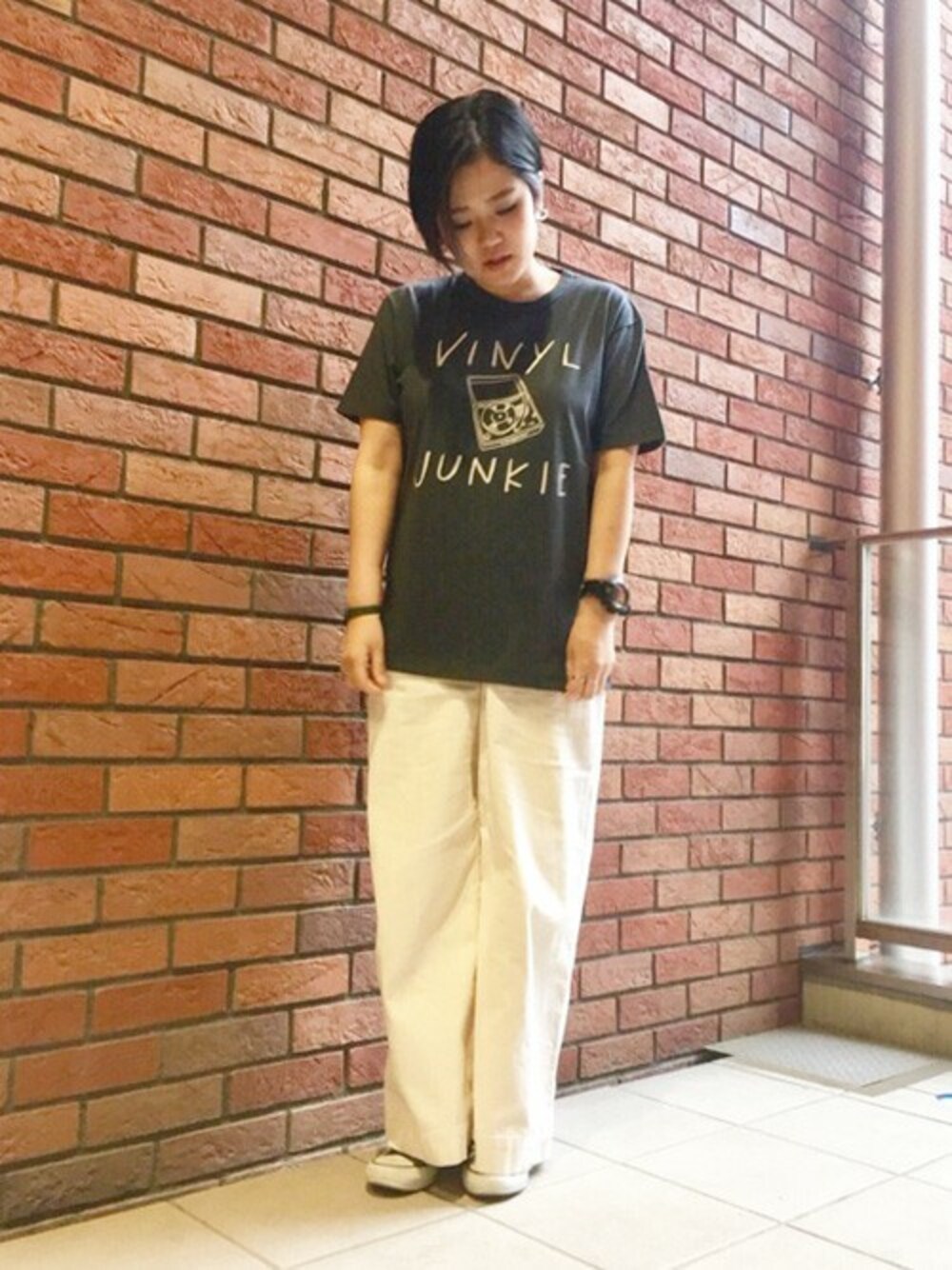 「ボーイッシュ、Tシャツ、converse、ワイドパンツ、メンズライク、白パンツ、streetstyle」｜「Design Tshirts Store graniphのUSAコットンブレンドTシャツ/ヴァイナルジャンキー（Tシャツ/カットソー、ブラック系）」を使った、TAKIZAWAさん（レディース・167cm）の春コーディネートの1枚目の写真