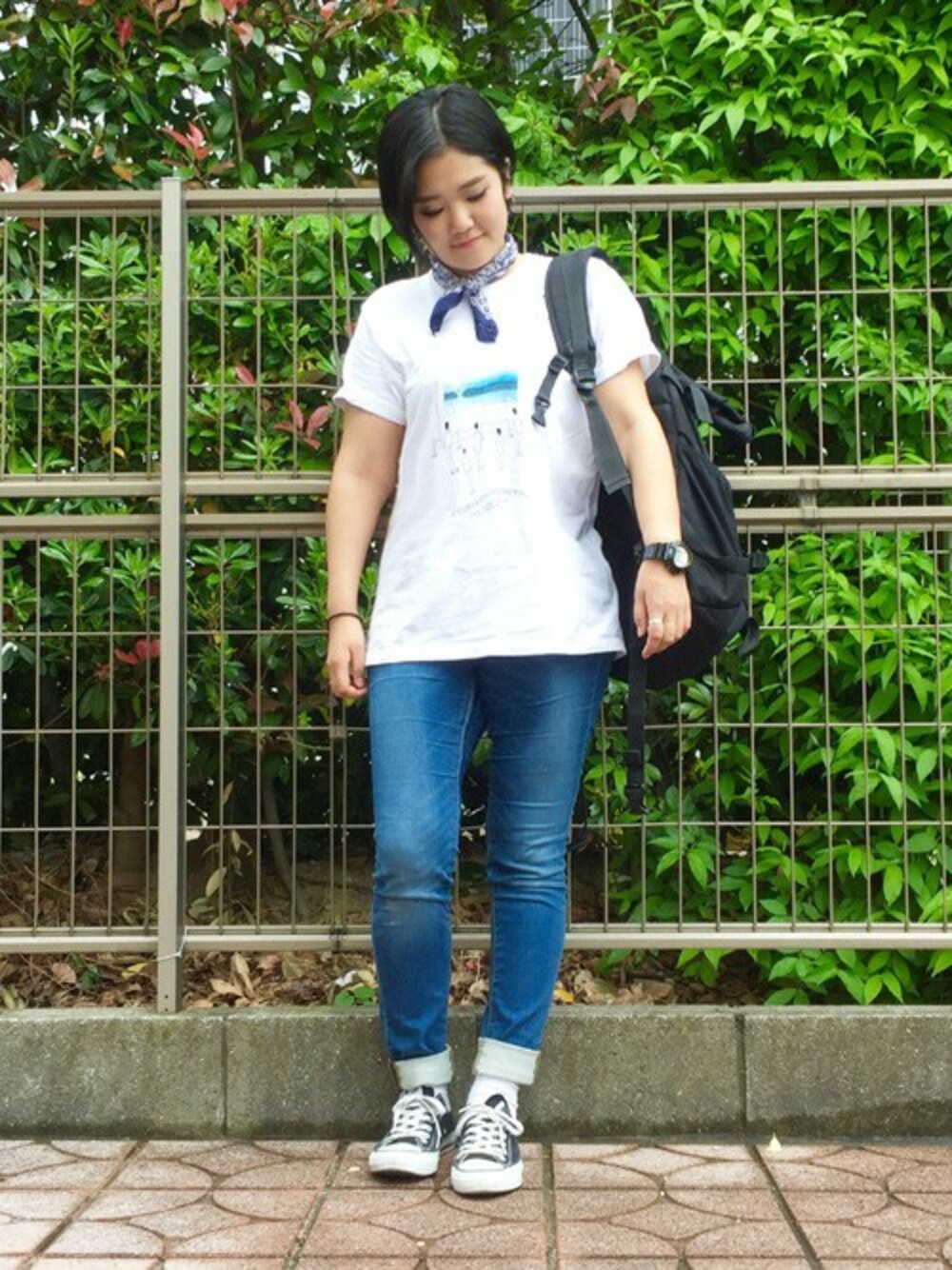 「カジュアル、バックパック、夏、converse、バンダナ、ロールアップ、スキニーデニム、白Tシャツ」｜「Design Tshirts Store graniphのベーシックTシャツ/フォトギャラリー（Tシャツ/カットソー、ホワイト系）」を使った、TAKIZAWAさん（レディース・167cm）の夏コーディネートの1枚目の写真