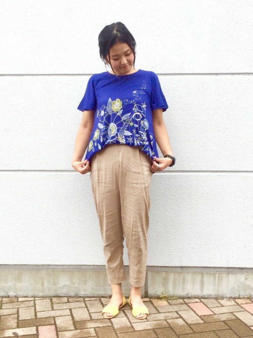 「夏、花柄、フレア、青、ラフ、シンプルコーデ、夏色」｜「Design Tshirts Store graniphのAラインフレアTシャツ/スワンストーリー（Tシャツ/カットソー、ブルー系）」を使った、TAKIZAWAさん（レディース・167cm）の夏コーディネートの1枚目の写真